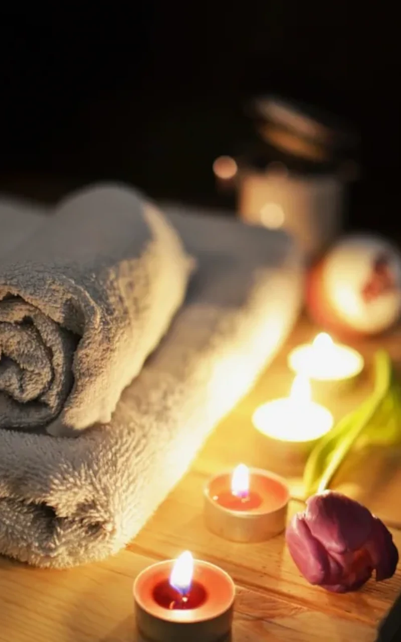 Ambiance sereine avec serviettes et bougies dans un espace spa