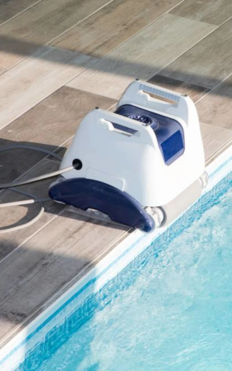Automatic pool cleaning robot