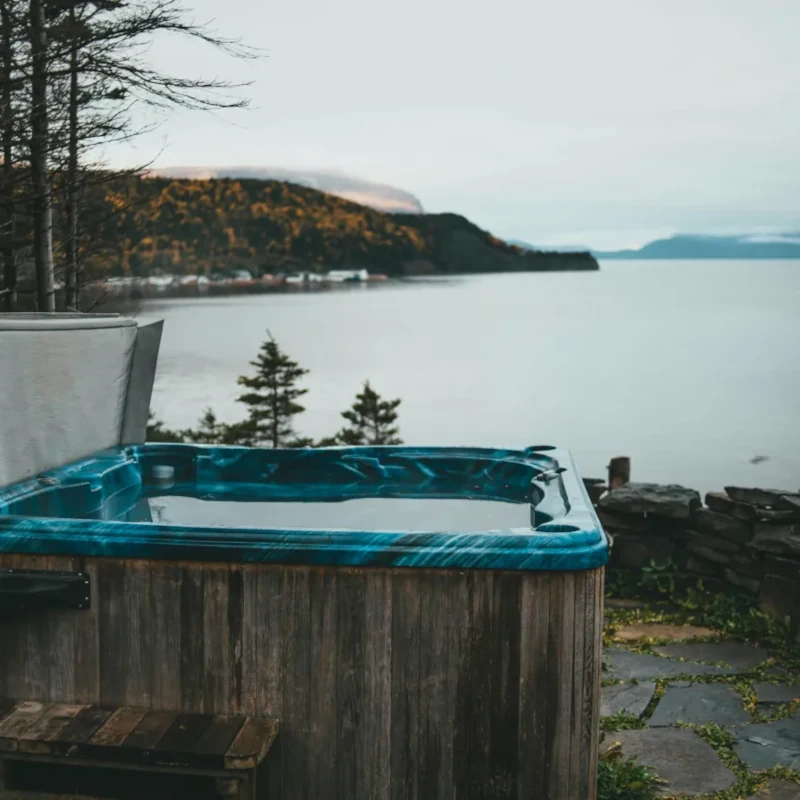 Spa extérieur en bois avec vue sur le lac de Genève